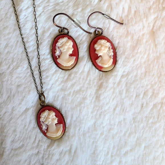 Cameo Necklace & Earrings set - Picture 1 of 3